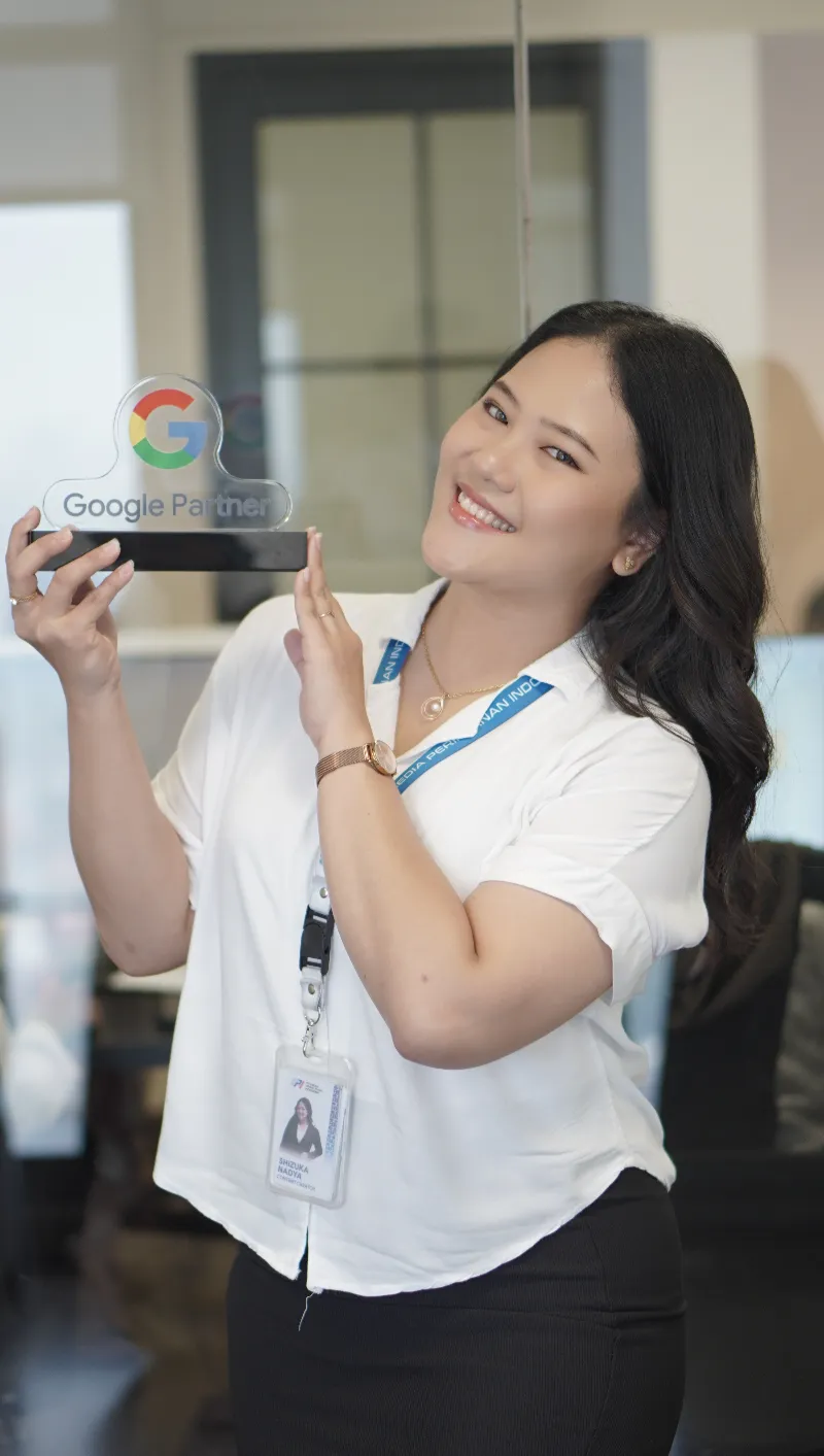 Tim DMplus.id memegang trofi Google Partner 2026